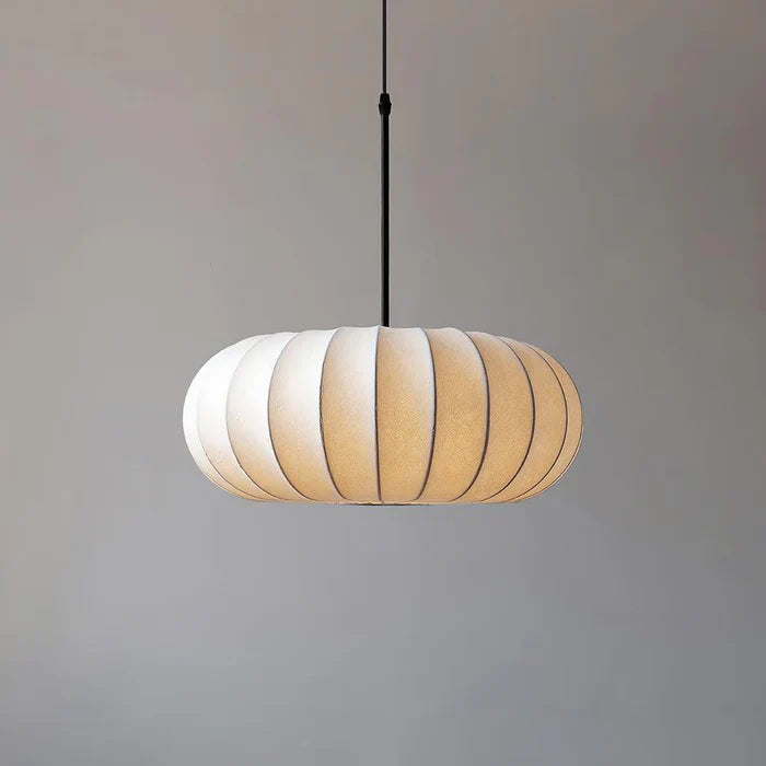 Plafondlamp met zijde lampenkap in Japanse wabi-sabi stijl – ovale lampenkap met delicate groeven