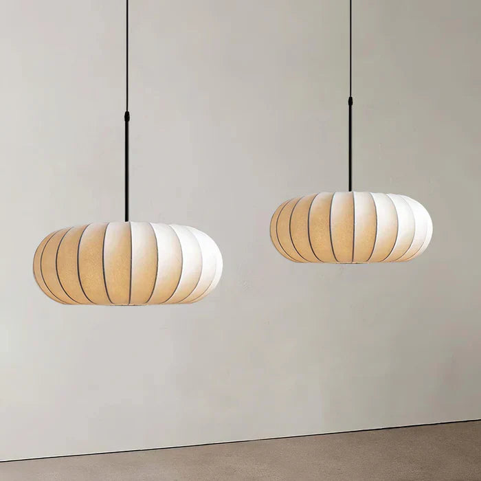 Plafondlamp met zijde lampenkap in Japanse wabi-sabi stijl – ovale lampenkap met delicate groeven