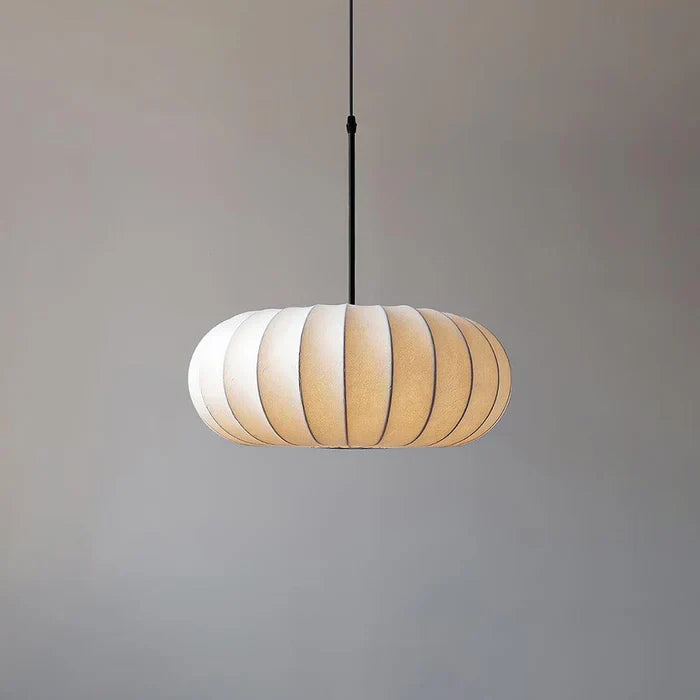 Plafondlamp met zijde lampenkap in Japanse wabi-sabi stijl – ovale lampenkap met delicate groeven