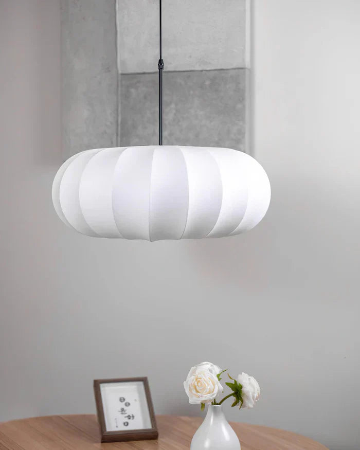 Plafondlamp met zijde lampenkap in Japanse wabi-sabi stijl – ovale lampenkap met delicate groeven