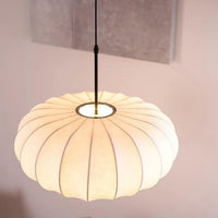 Plafondlamp met zijde lampenkap in Japanse wabi-sabi stijl – ovale lampenkap met delicate groeven
