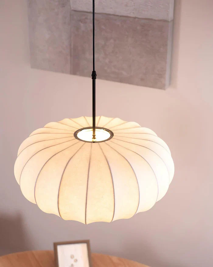 Plafondlamp met zijde lampenkap in Japanse wabi-sabi stijl – ovale lampenkap met delicate groeven