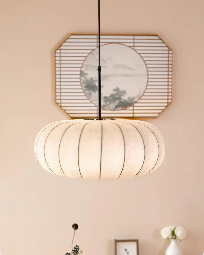 Plafondlamp met zijde lampenkap in Japanse wabi-sabi stijl – ovale lampenkap met delicate groeven