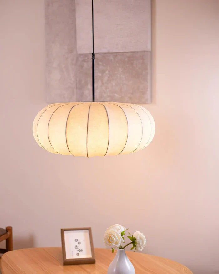 Plafondlamp met zijde lampenkap in Japanse wabi-sabi stijl – ovale lampenkap met delicate groeven