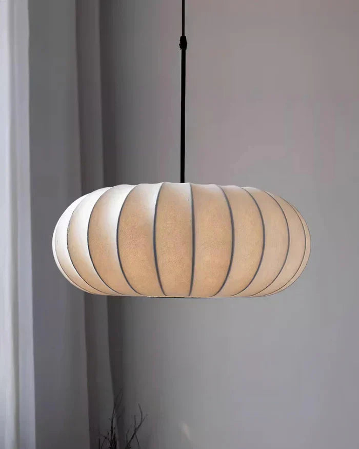 Plafondlamp met zijde lampenkap in Japanse wabi-sabi stijl – ovale lampenkap met delicate groeven