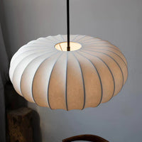 Plafondlamp met zijde lampenkap in Japanse wabi-sabi stijl – ovale lampenkap met delicate groeven