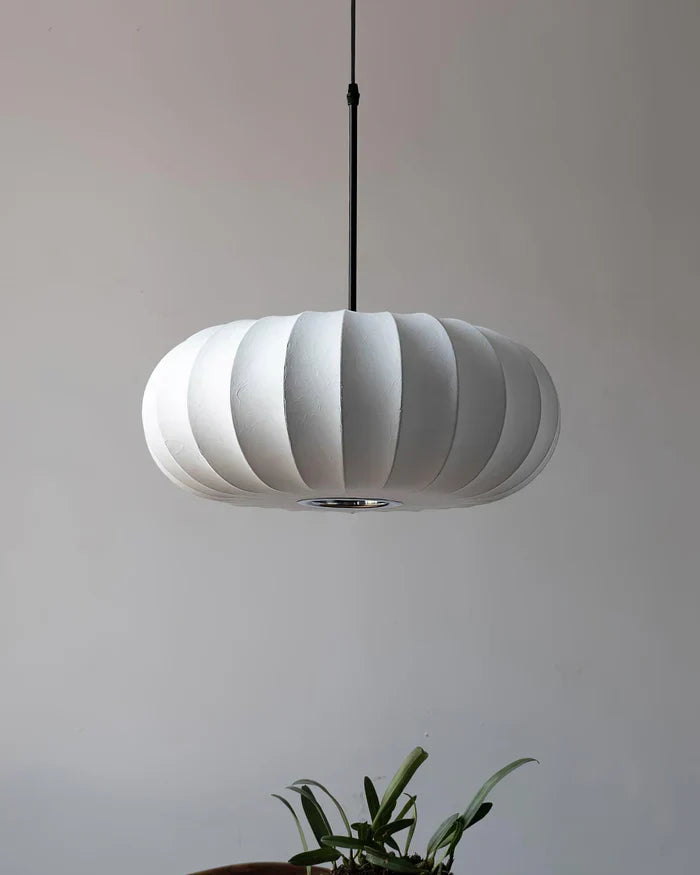 Plafondlamp met zijde lampenkap in Japanse wabi-sabi stijl – ovale lampenkap met delicate groeven