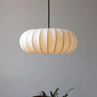 Plafondlamp met zijde lampenkap in Japanse wabi-sabi stijl – ovale lampenkap met delicate groeven