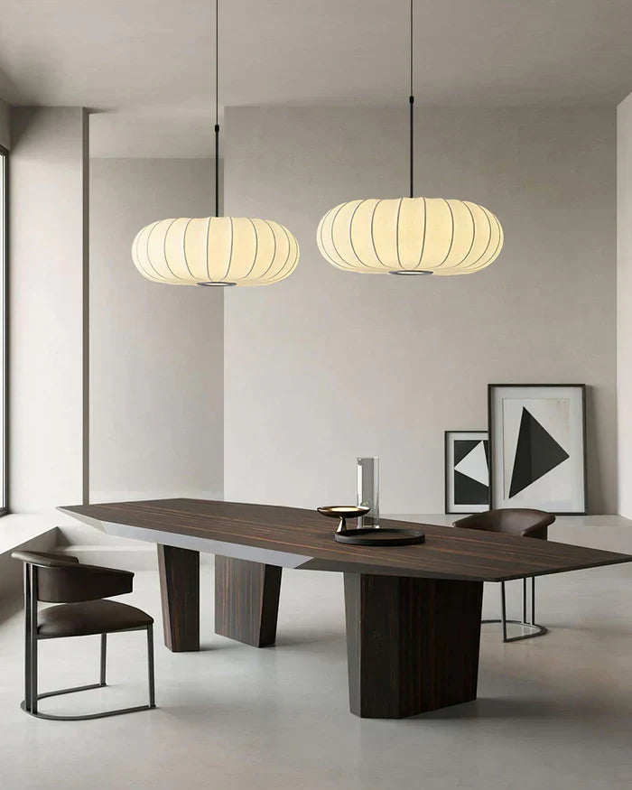 Plafondlamp met zijde lampenkap in Japanse wabi-sabi stijl – ovale lampenkap met delicate groeven