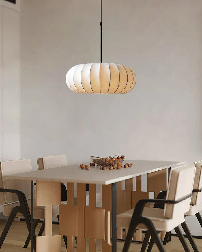 Plafondlamp met zijde lampenkap in Japanse wabi-sabi stijl – ovale lampenkap met delicate groeven