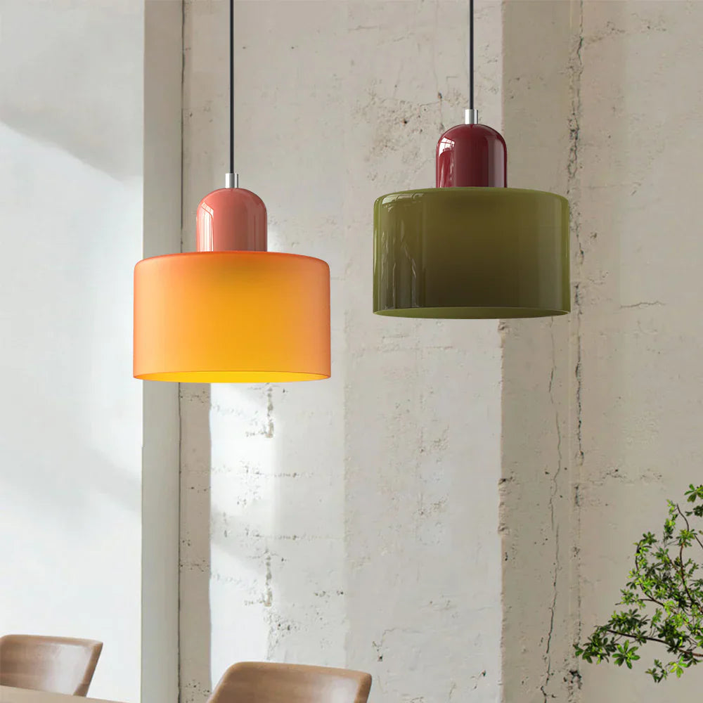 Moderne hanglamp van gekleurd glas in Bauhaus-stijl